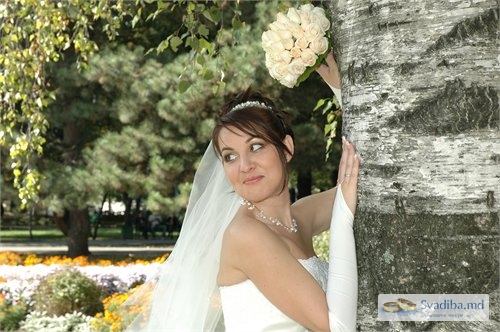 Кокетливый взгляд на жениха